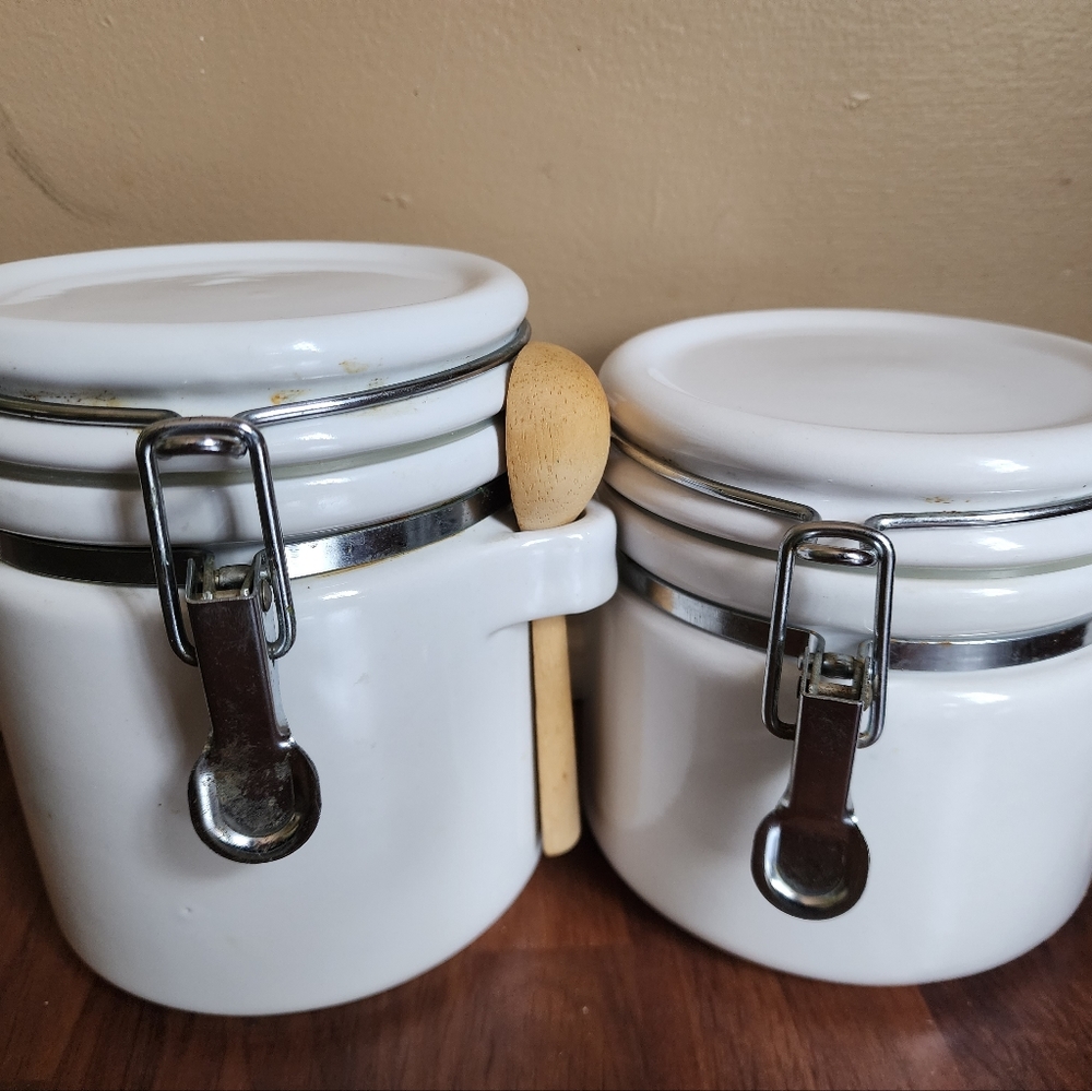 2 vacuum sealed canisters